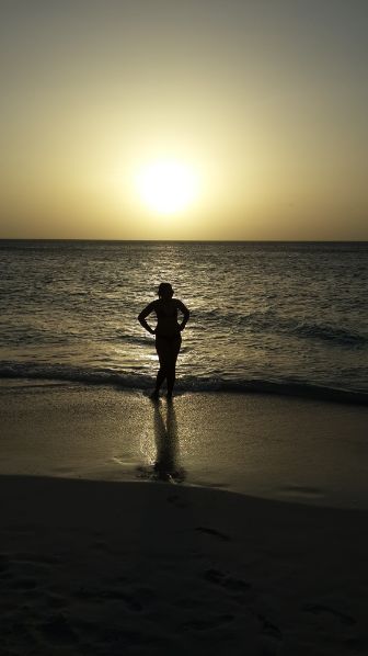 How to save US$1,700.00 in 10 months to travel -SUNSET IN ARUBA
