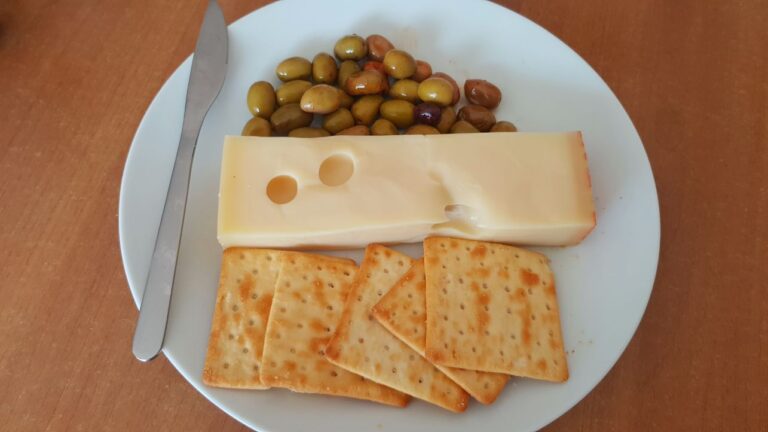 Crackers, Swiss cheese and Olives... what you should know before visiting Switzerland.my favorite snack