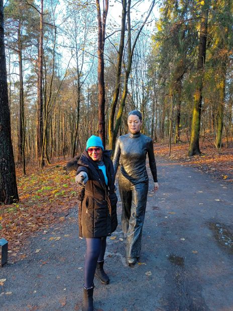 CoraDexplorer & the Walking Woman statue @ Ekerbergparken (Ekerberg Park). Norway is home to the Midnight Sun and Polar Nights