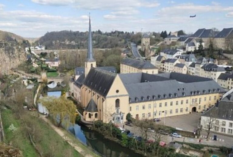 Le Chemin de la Corniche. Luxembourg the second richest country in the world