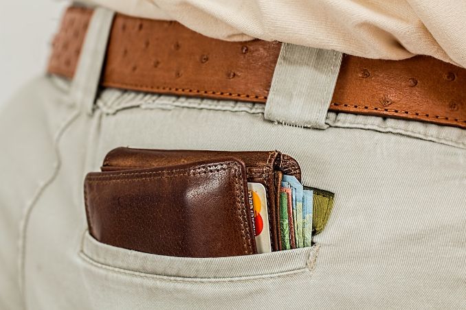 Don't keep all your money and cards in your wallet. 22 travel mistakes you should not make