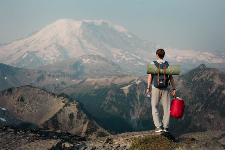 Hiking to maintain your health. 20 ways to remain healthy while travelling.