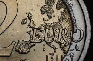 Visit Europe before Brexit/Etias - euro coin sign