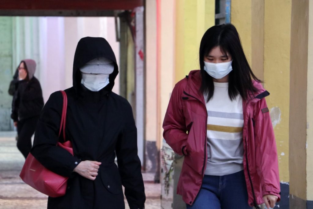 wear a mask if you are sick or in confined spaces, Coronavirus scare travel or not to travel