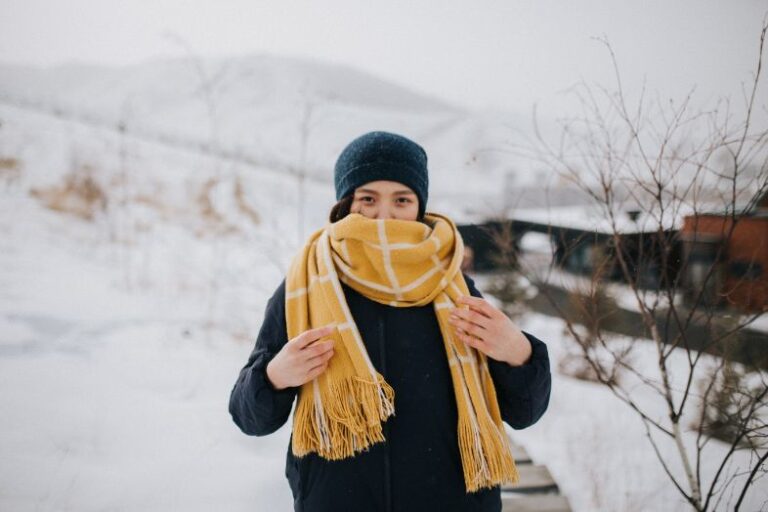 Travel with an extra-large scarf. 30 travel hacks for a perfect trip